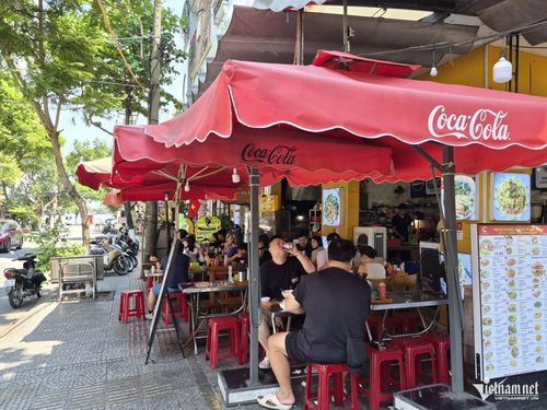 Vỉa hè đường Trần Phú đoạn gần chợ Hàn, một quán ăn kê kín bàn.