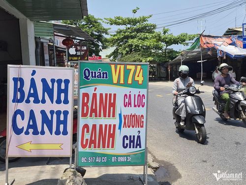 Trên tuyến đường Âu Cơ (phường Liên Chiểu) bảng hiệu, quán ăn và quầy bán hoa quả san sát. Nhiều hộ dân buôn bán đặt bảng hiệu chiếm hết phần vỉa hè, che khuất tầm nhìn.