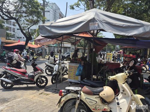 Dọc vỉa hè tuyến đường sát bên Trường THCS Ngô Thì Nhậm, người dân căng bạt buôn bán tạo cảnh nhếch nhác, lộn xộn.