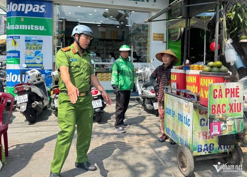Công an phường Thanh Khê, TP Đà Nẵng tuyên truyền, nhắc nhở hộ kinh doanh trên vỉa hè đường Ông Ích Khiêm. Kế hoạch lập lại trật tự vỉa hè của Đà Nẵng đặt mục tiêu 100% xã, phường đảm bảo không gian đi bộ thông thoáng, môi trường sạch, cảnh quan gọn gàng. Thành phố kỳ vọng người dân thay đổi thói quen cũ, cải thiện chất lượng sống, đồng thời tạo diện mạo đô thị hấp dẫn hơn với du khách, thúc đẩy du lịch và dịch vụ; các “chợ cóc”, “chợ tạm” trái phép cũng sẽ được dẹp bỏ.