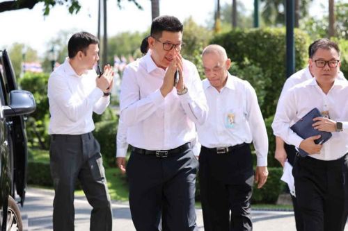 Các viên chức Thái Lan được khuyến cáo không thắt cà vạt. Ảnh: Bangkok Post/Chính phủ Thái Lan