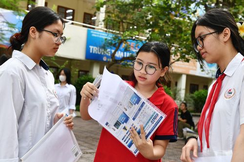 Học sinh Hà Nội trong kỳ thi tuyển sinh vào lớp 10.