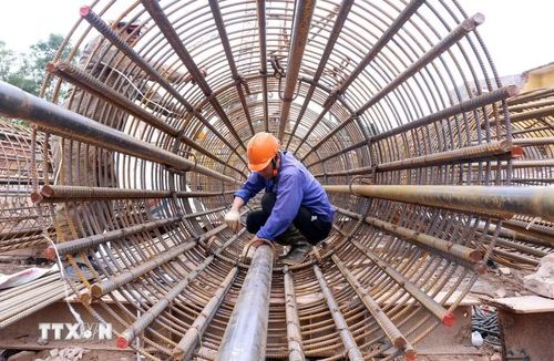 Công nhân thi công trụ sắt cọc khoan nhồi trên cạn phía đường Ngô Gia Tự. (Ảnh: Quốc Khánh/TTXVN)