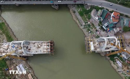 Hai trụ chính T4 và T5 giữa lòng sông đã được nhà thầu thi công xong. (Ảnh: Quốc Khánh/TTXVN)