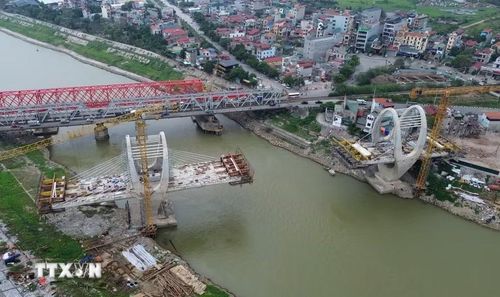 Đến cuối tháng Ba, gói thầu cầu đường sắt đã hoàn thành khoảng 57% khối lượng công việc, gói thầu cầu đường bộ đạt khoảng 60% khối lượng công việc. (Ảnh: Quốc Khánh/TTXVN)