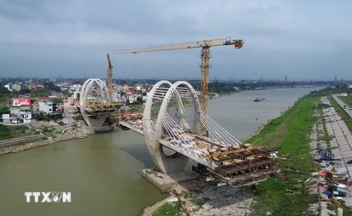 Cầu đường bộ bắc qua sông Đuống đang được nhà thầu đẩy nhanh tiến độ, phấn đấu hoàn thành trong năm 2026. (Ảnh: Quốc Khánh/TTXVN)