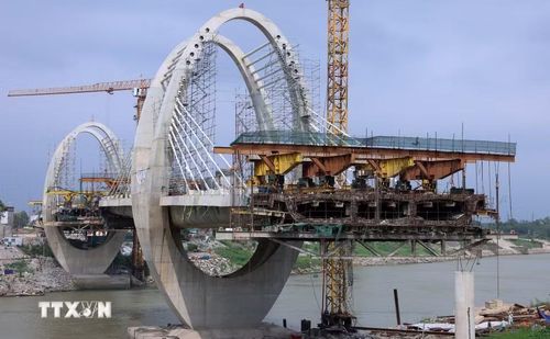 Cầu đường bộ bắc qua sông Đuống đang được nhà thầu đẩy nhanh tiến độ thi công sau khi có mặt bằng phía trên cạn. (Ảnh: Quốc Khánh/TTXVN)