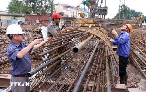 Công nhân thi công trụ sắt cọc khoan nhồi trên cạn phía đường Ngô Gia Tự. Ảnh: Quốc Khánh/TTXVN)