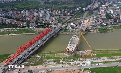 Cầu đường bộ và đường sắt mới được hoàn thành thì cầu sông Đuống cũ sẽ bị phá hủy và các phương tiện di chuyển tách bạch trên các cầu mới. (Ảnh: Quốc Khánh/TTXVN)