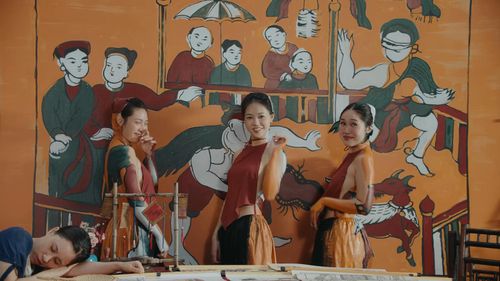 Bức “Bịt mắt bắt dê” trong MV ca nhạc “Mục Hạ Vô Nhân”.