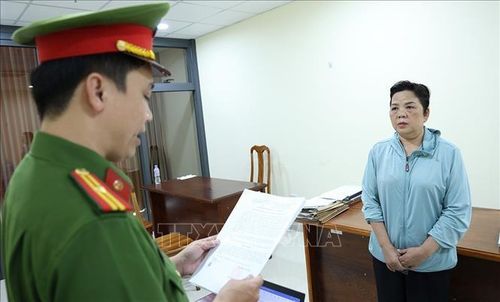 Công an tỉnh An Giang tống đạt các quyết định và lệnh cấm đi khỏi nơi cư trú đối với bị can Nguyễn Thị Mỹ Cơ. Ảnh: TTXVN phát
