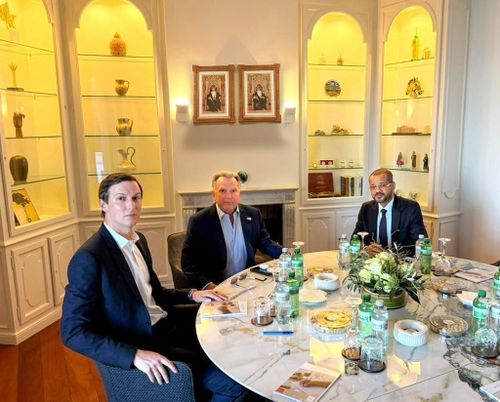 Các đặc phái viên Mỹ, gồm ông Steve Witkoff (giữa) và ông Jared Kushner (trái), tham gia xây dựng các điều khoản ban đầu cho một thỏa thuận tiềm năng. Ảnh: THX/TTXVN