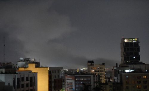 Khói bốc lên sau cuộc không kích của lực lượng phối hợp Mỹ và Israel xuống Tehran, Iran ngày 23/3/2026. Ảnh: THX/TTXVN