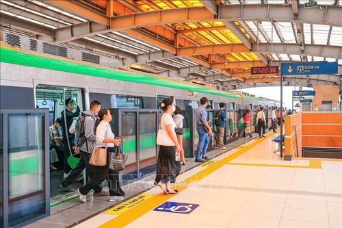 Di chuyển bằng tàu điện trên cao với các ưu điểm như sạch sẽ, an toàn, đúng giờ và thuận tiện đang ngày càng được nhiều người dân lựa chọn. Ảnh: Hoàng Hiếu/TTXVN