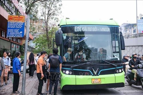 Hành khách lên xe buýt điện tại đường Minh Khai, Hà Nội. Ảnh: Hoàng Hiếu/TTXVN