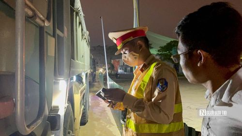 Lực lượng chức năng kiểm soát chặt chẽ điều kiện của các phương tiện trước khi lưu thông nhằm đảm bảo an toàn, không vi phạm luật giao thông và không gây ảnh hưởng tới môi trường.