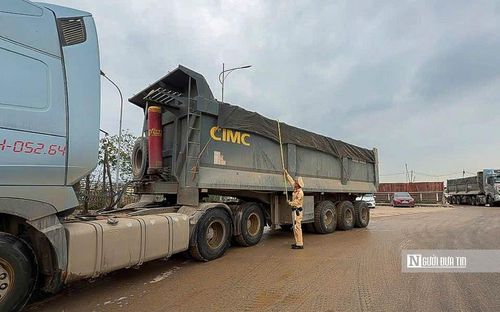 Ghi nhận của Người Đưa Tin, đội Cảnh sát giao thông số 6 (Phòng Cảnh sát giao thông, Công an Thành phố Hà Nội) đã chủ động triển khai kế hoạch kiểm tra, giám sát và xử lý nhằm ngăn chặn từ sớm nguy cơ mất an toàn giao thông, vệ sinh môi trường tại khu vực thi công cũng như các tuyến đường lân cận.