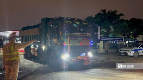 Theo cán bộ đội CSGT số 6, đơn vị đã chủ động ký cam kết với các doanh nghiệp vận tải tham gia dự án và yêu cầu chấp hành nghiêm quy định về trật tự an toàn giao thông đường bộ, chở hàng hóa đúng tải trọng, đảm bảo vệ sinh môi trường. Đồng thời, đơn vị cũng bố trí lực lượng thường xuyên tuần tra, siết chặt, xử lý nghiêm các trường hợp vi phạm.
