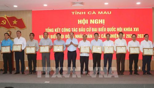 Bí thư Tỉnh ủy Cà Mau Nguyễn Hồ Hải trao tặng Bằng khen của Chủ tịch UBND tỉnh cho các tập thể có thành tích xuất sắc. Ảnh: Tuấn Phi - TTXVN
