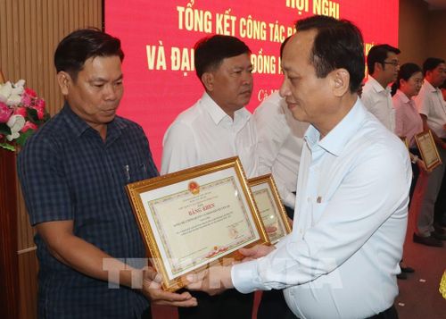 Phó Bí thư Tỉnh ủy, Chủ tịch Hội đồng nhân dân tỉnh Cà Mau Phạm Văn Thiều trao tặng Bằng khen của Chủ tịch UBND tỉnh cho tập thể hoàn thành xuất sắc nhiệm vụ. Ảnh: Tuấn Phi - TTXVN