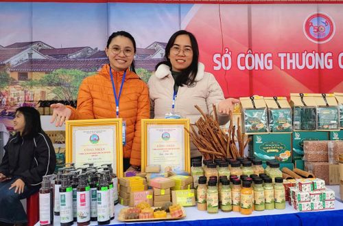 Không chỉ giữ lửa phong trào, chị Hoàng My (bên phải) còn là người “truyền lửa” khởi nghiệp cho thanh niên vùng cao.