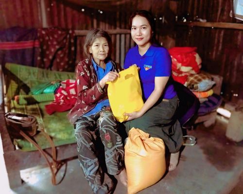 Nữ Bí thư Đoàn xã Phước Chánh trực tiếp tham gia hỗ trợ, tiếp sức cho những hoàn cảnh khó khăn tại địa phương.