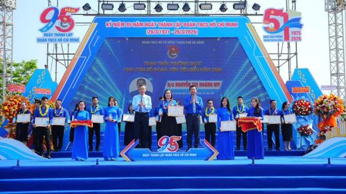 Chị Nguyễn Thị Hoàng My - Bí thư Đoàn xã Trà My - vinh dự nhận Giải thưởng 26/3, ghi nhận những đóng góp nổi bật trong công tác Đoàn và phong trào thanh thiếu nhi.