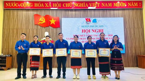Chị Nguyễn Thị Trâm (thứ hai từ phải qua) nhiều năm liền được tuyên dương là cán bộ Đoàn tiêu biểu nhờ sự tận tâm và trách nhiệm.