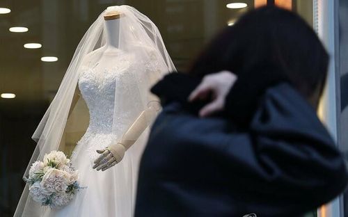 Một cửa hàng váy cưới ở Seoul - Ảnh: Yonhap