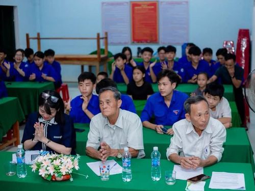 Một buổi sinh hoạt chi đoàn vùng cao với sự tham gia còn thưa vắng của nữ thanh niên.