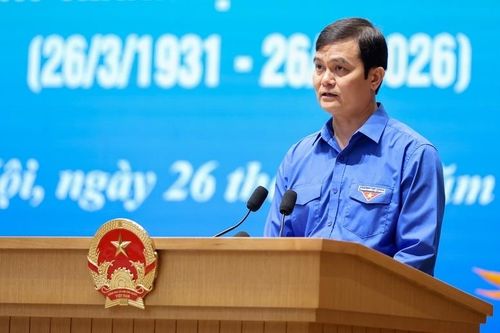 Đồng chí Bùi Quang Huy - Bí thư thứ nhất Trung ương Đoàn Thanh niên Cộng sản Hồ Chí Minh báo cáo tại cuộc gặp mặt - Ảnh: VGP/Nhật Bắc