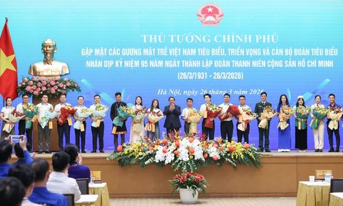 Thủ tướng Phạm Minh Chính tặng hoa 10 Gương mặt trẻ Việt Nam tiêu biểu và 9 Gương mặt trẻ triển vọng năm 2025 - Ảnh: VGP/Nhật Bắc
