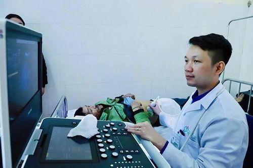 Tuổi trẻ Hệ thống y tế Hợp Lực tham gia khám bệnh, tư vấn sức khỏe cho người dân xã Trung Lý.