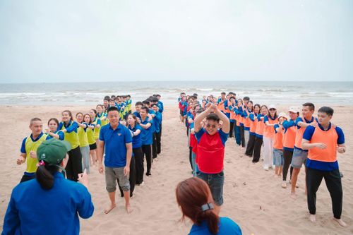 Với không gian lý tưởng tại bãi biển, Đoàn Thanh niên - Hội Liên hiệp Thanh niên phường Sầm Sơn tổ chức các trò chơi Team Building.