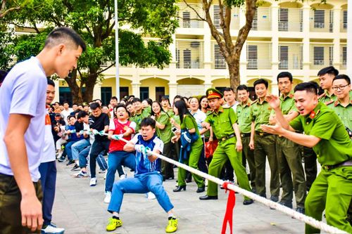 Các cuộc so tài ở môn kéo co và nhảy bao bố diễn ra sôi động với sự cổ vũ của đông đảo đoàn viên thanh niên.