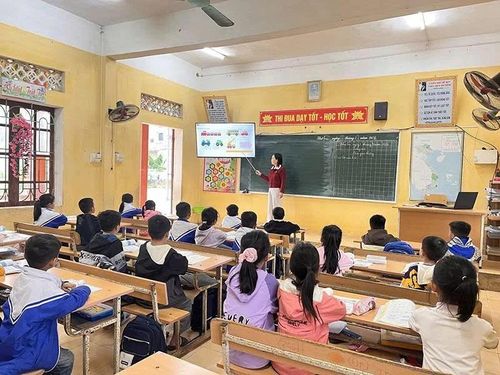 Cô và trò Trường TH&THCS Hoằng Hà trong một tiết học Toán sử dụng màn hình tương tác thông minh.