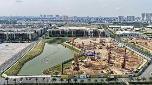  Dự án này có tổng cộng 6 giai đoạn, trong đó giai đoạn 1, 2, 3 sẽ là các phân khu nhà phố và biệt thự, có diện tích tích 75 - 120 m2. Giai đoạn 1 bao gồm 915 căn nhà phố; giai đoạn 2 487 căn nhà phố; giai đoạn 3 gồm 426 căn nhà phố và 22 căn biệt thự. Thời điểm hiện tại, The Global City đang khởi công xây dựng những tòa tháp chung cư.
