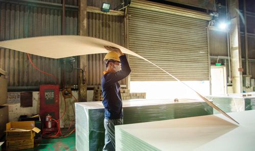 Công nhân đóng kiện gỗ MDF thành phẩm tại nhà máy sản xuất của Công ty Cổ phần Gỗ MDF VRG Kiên Giang. Ảnh: AN LÂM