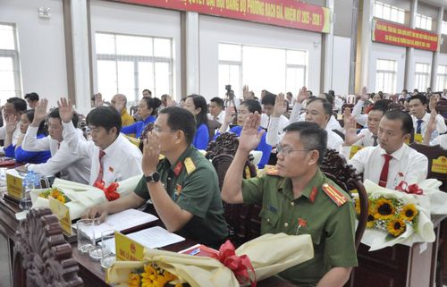 Đại biểu HĐND phường Rạch Giá biểu quyết thông qua các nội dung tại kỳ họp.