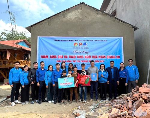 Tuổi trẻ Điện Biên đã chung tay, góp sức xây dựng nhiều "Ngôi nhà khăn quàng đỏ", giúp đỡ học sinh có hoàn cảnh khó khăn.