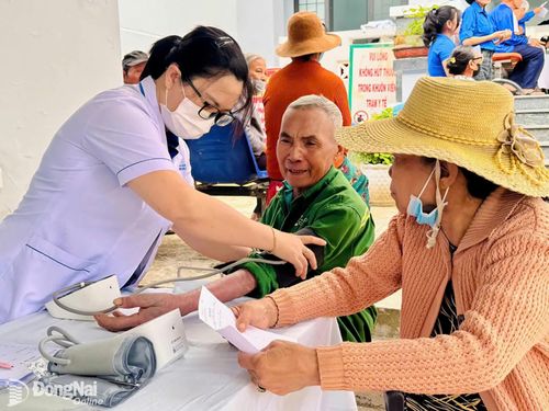 Đo huyết áp cho người dân tại xã Tây Hòa, tỉnh Đắk Lắk trước khi khám bệnh miễn phí. Ảnh: ĐVCC