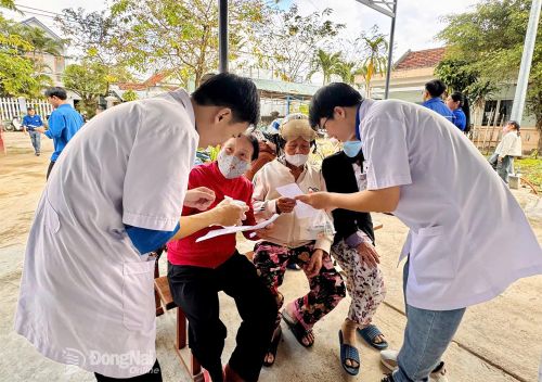 Các dược sĩ trong đoàn khám bệnh hướng dẫn sử dụng thuốc cho người dân ở xã Tây Hòa, tỉnh Đắk Lắk. Ảnh: ĐVCC