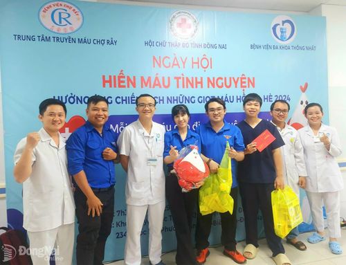 Đoàn viên chi đoàn Bệnh viện Đa khoa Thống Nhất hiến máu tình nguyện cứu người. Ảnh: Bích Nhàn