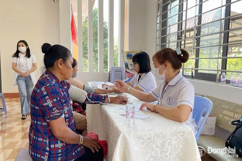 Đoàn khám chữa bệnh do các thầy thuốc trẻ của Bệnh viện Đa khoa Bình Phước thực hiện tại xã Tân Hưng, tỉnh Đồng Nai. Ảnh: ĐVCC