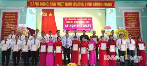 Trao chứng nhận cho các Đại biểu HĐND xã Phong Hòa khóa XIII, nhiệm kỳ 2026 - 2031.