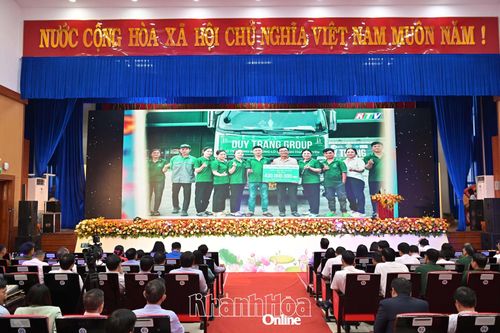 Các đại biểu xem video clip về Công ty Cổ phần Rong biển D&T Khánh Hòa (DT Group).