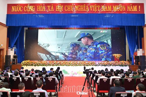 Các đại biểu xem video clip về Vùng 4 Hải quân.