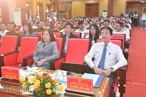 Các đồng chí lãnh đạo tỉnh tham dự hội nghị.