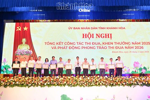 Đồng chí Nguyễn Long Biên trao bằng khen cho các tập thể.