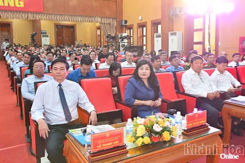 Các đồng chí lãnh đạo tỉnh tham dự hội nghị.
